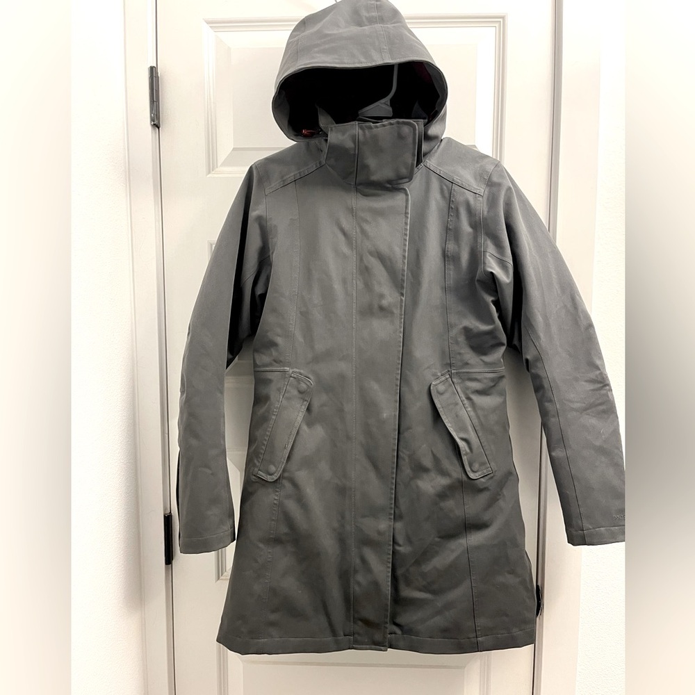 Patagonia Women’s Tres 3 in 1 Waterproof Down Parka Small (lightly worn)